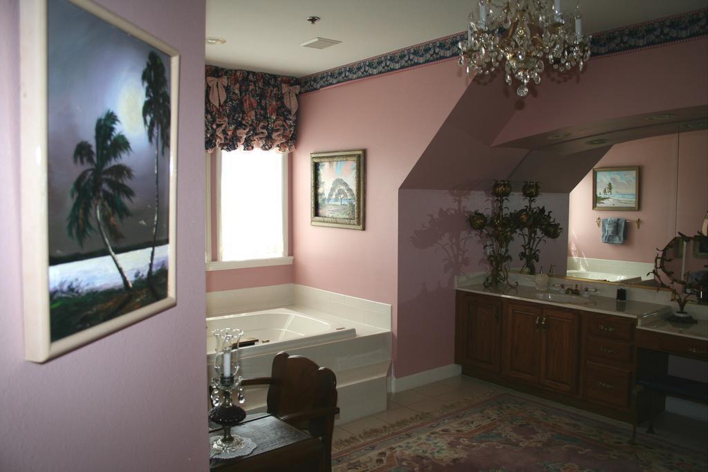 King Suite with Lake View and Spa Bath Not Pet Friendly